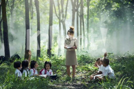 Learning in the nature. Image credit: https://pixabay.com/en/learning-teacher-school-outdoor-pa-1782430/