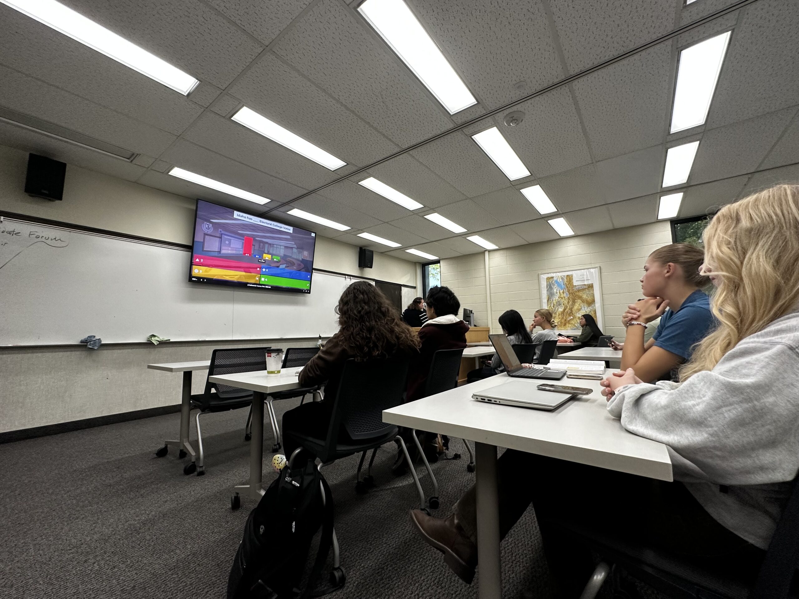 Student in a college classroom playing a kahoot.