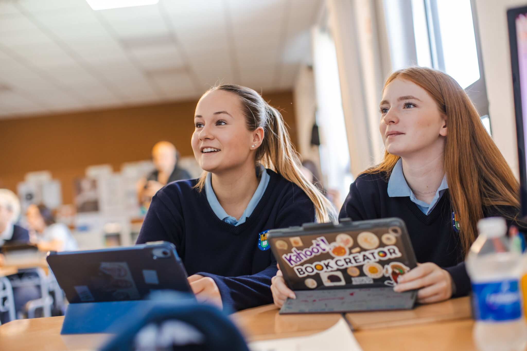 Dois alunos em uma sala de aula