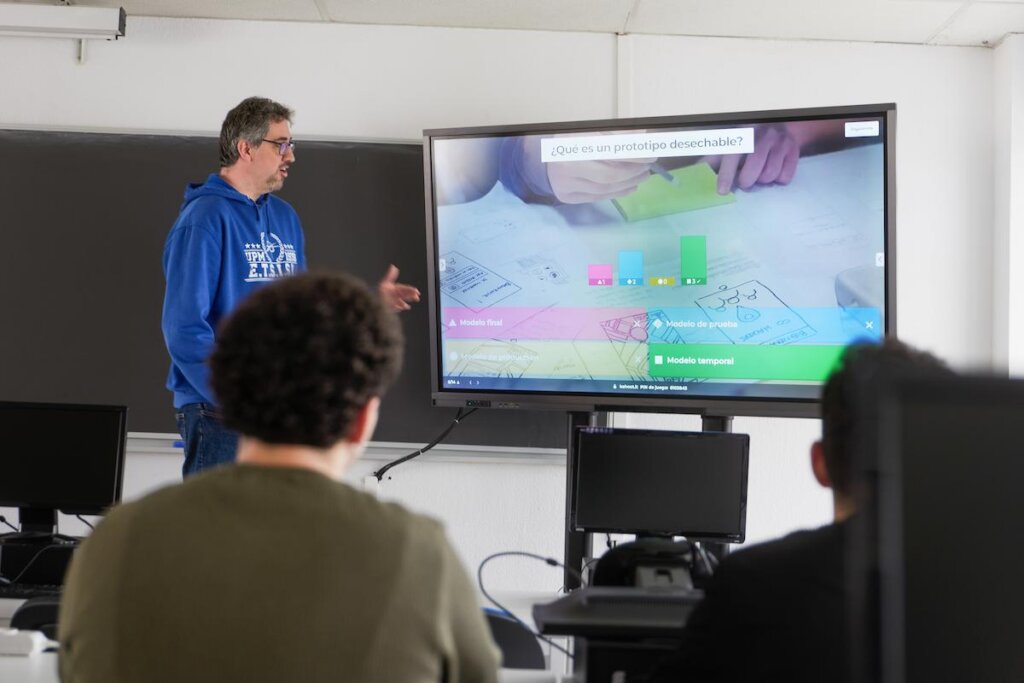 Professor in front of the classroom showing Kahoot! on the screen