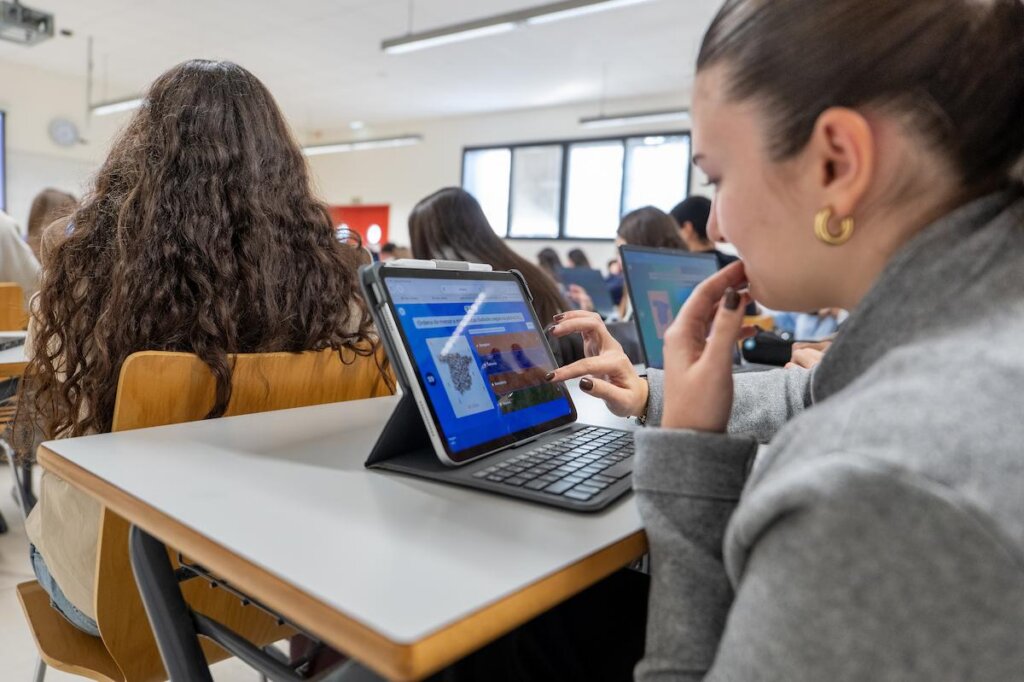 Spanish student interacting with Kahoot! in the classroom