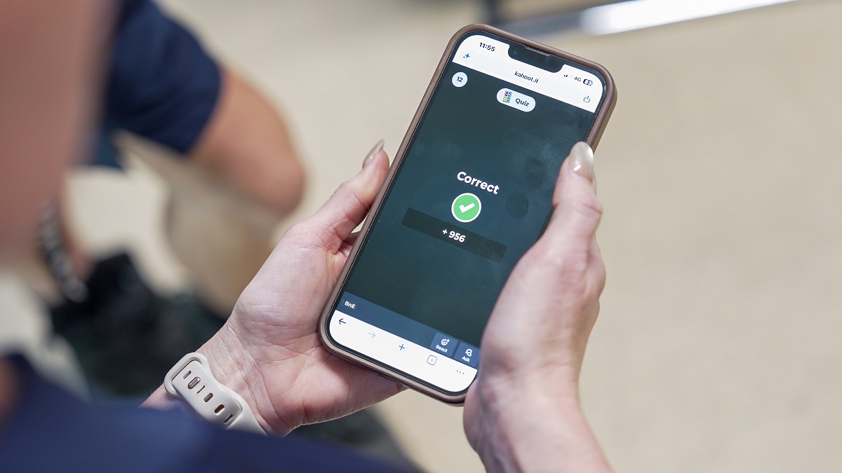 A photo of a kahoot session played on a smartphone held by an employee